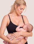 Mãe amamentando o bebê usando o sutiã de amamentação canelado preto