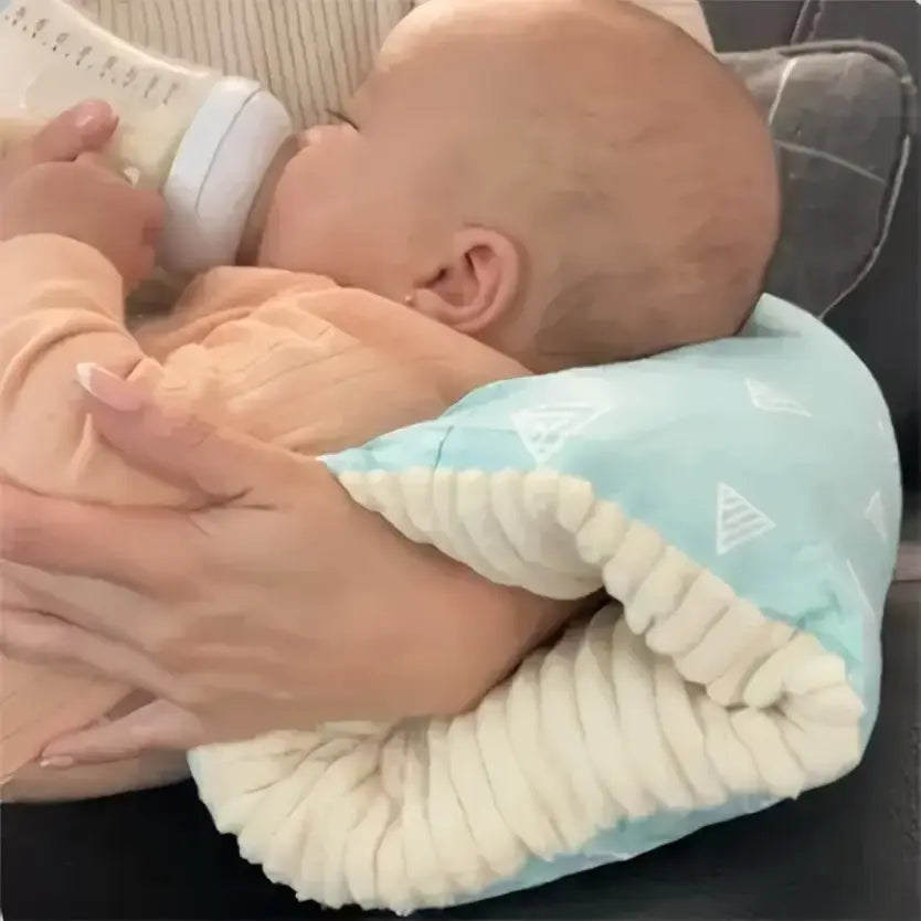 Mãe Usando a Almofada de Amamentação no Braço Para Alimentar seu Bebê