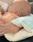 Mãe Usando a Almofada de Amamentação no Braço Para Alimentar seu Bebê