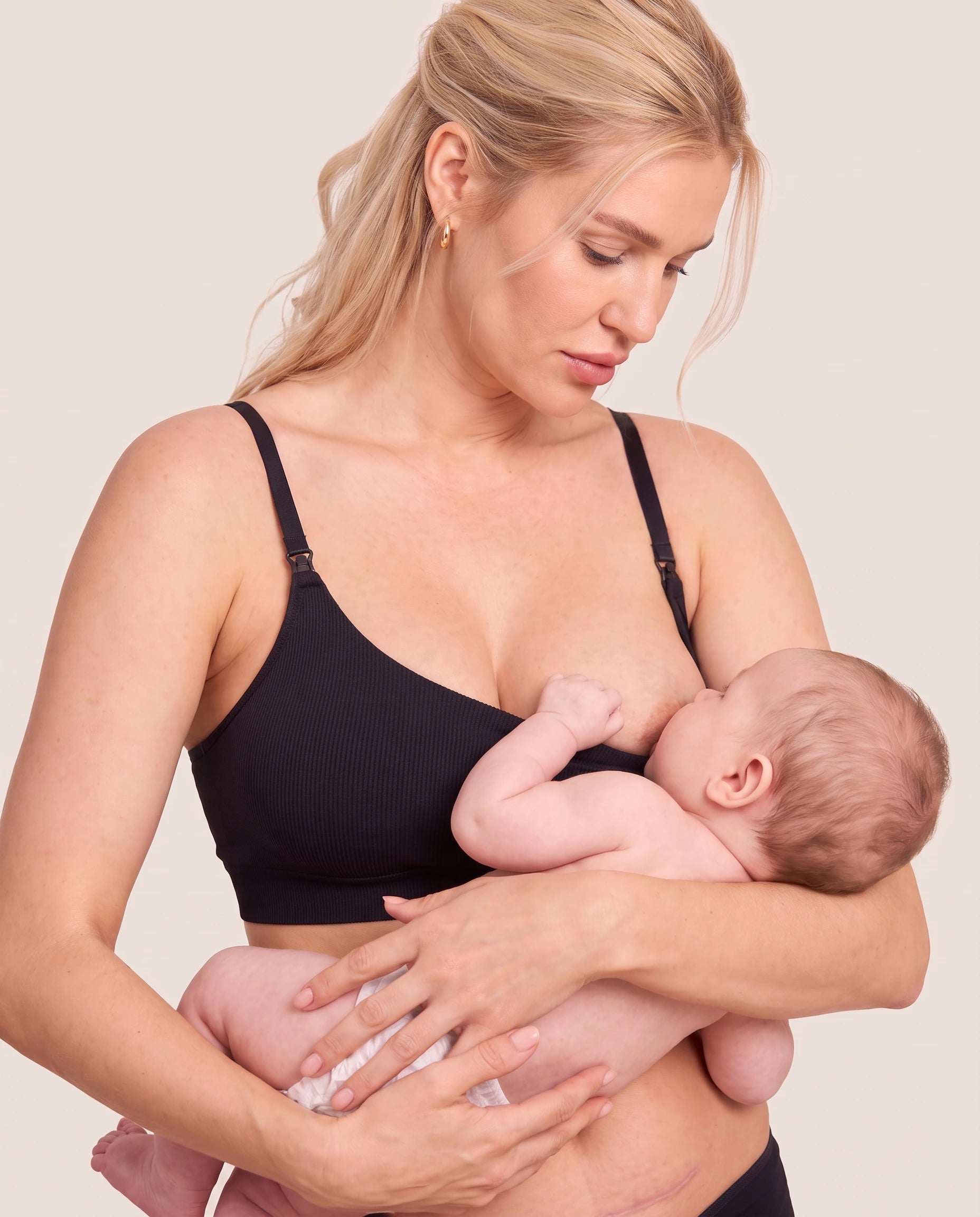 Mãe amamentando o bebê usando o sutiã de amamentação canelado preto