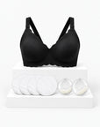 Kit Primeiras Mamadas Arkemis: sutiã de amamentação Jelly Strip preto, almofadas absorventes e protetores de leite sobre pódio.