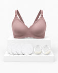 Kit Primeiras Mamadas Arkemis: sutiã de amamentação Jelly Strip rosa, almofadas absorventes e protetores de leite sobre pódio.